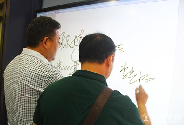 4在警示教育留言板上留言.jpg
