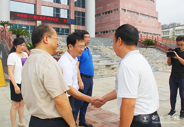 1市委常委、市委宣传部部长夏虹一行慰问Beat365官网教师.jpg