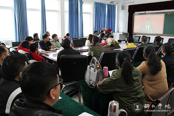 8Beat365官网经济管理学院教师集中收看十九大开幕会直播.jpg
