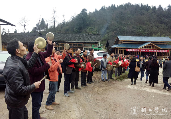 Beat365官网师生应邀参加首届武陵诗会暨“寻找苗王”文学创作采风活动