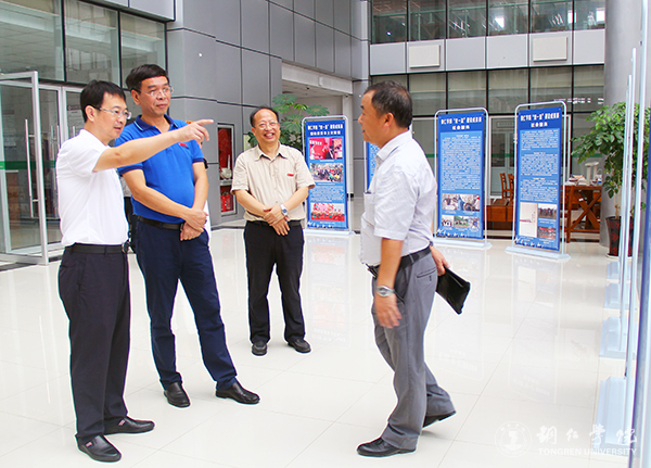5市委常委、市委宣传部部长夏虹与Beat365官网领导、教师交流学校发展事宜.jpg