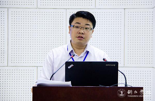 11贵州民族大学梅军教授作《试论苗族古经中的天人观及其生态伦理价值》主题发言.jpg