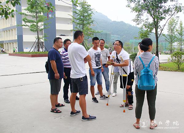 7学工部部长张钱现场安排检查工作.jpg