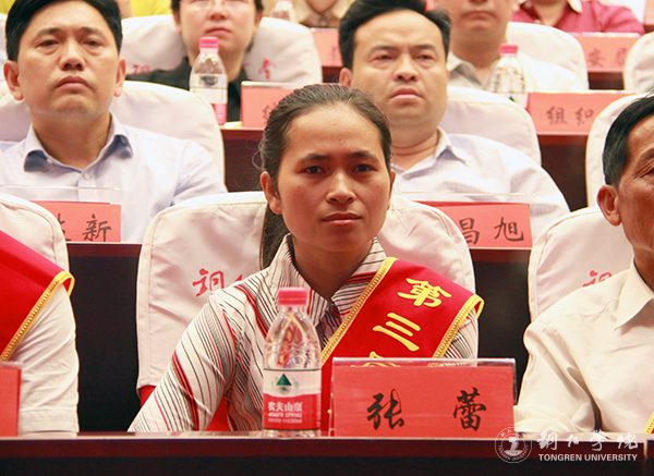 Beat365官网师生参加全市先进典型助力脱贫攻坚暨市委中心组学习宣讲报告会