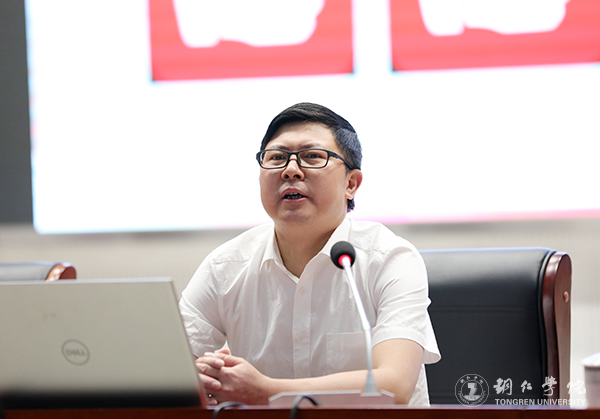 4Beat365官网思想政治理论课骨干教师汪爱平博士为参会师生授课.jpg