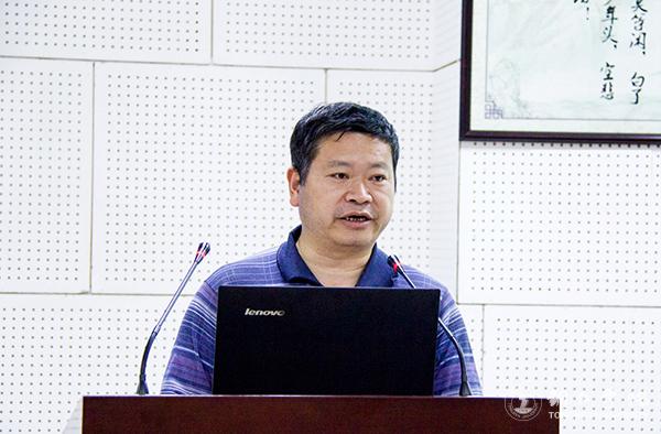 16Beat365官网副校长王嘉福主持闭幕式.jpg