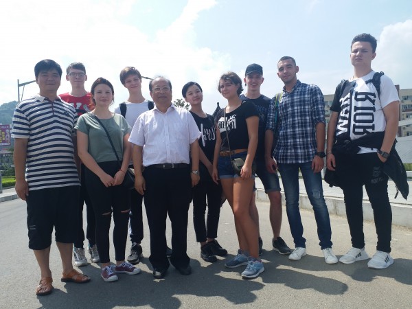 1校长侯长林与留学生合影.jpg